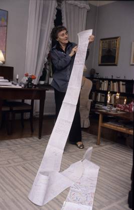 STOCKHOLM 1978 Author Astrid Lindgren reads a long letter from an Austrian school class STOCKHOLM SWEDEN x1002x  Copyright: xBERTILxERICSONx xTTx ASTRID LINDGREN