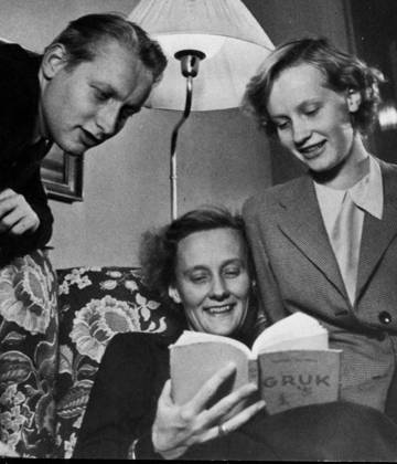 Around 1960 Astrid Lindgren with her children Lars and Karin SWEDEN PB KOD 190 x190x  Copyright: xPressensxBild TTx ASTRID LINDGREN MED SON OCH DOTTER