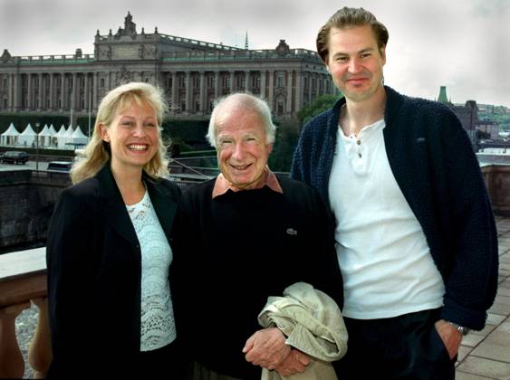 SCANPIX SWEDEN, 1998 08 03 Peter Brook, will produce Don Giovanni at the Stockholm Opera The picture from left Lisa Larsson the peasant girl Zerlina , Peter Brook director and Peter Mattei Don Giovanni Here standing outside with the opera in the background x30230x  Copyright: xClaudioxBresciani TTx 30230