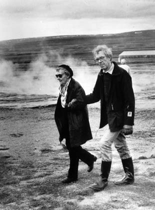 ARKIV 1985 Bonnier Archives Tage Danielsson arm in arm with Astrid Lindgren during the filming of Ronja Rövardotter Sweden PB KOD 37770 x37770x  Copyright: xREPORTAGEBILDx LINDGREN DANIELSSON