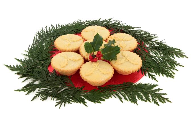 Christmas mince pie group with holly and red berry leaf sprig surrounded by cedar leaf sprigs over white background. Copyright: xmarilynxbarbonex xDesignxPicsx , 31930937 Copyright: marilynxbarbonex xDesignxPics 31930937