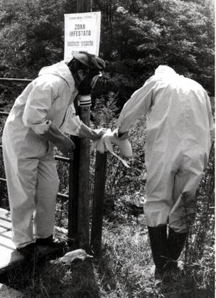 SCANPIX SWEDEN, 1976 Toxic accident in Seveso, Italy In the picture two men in protective clothing work at a sign probably indicating the zone of the accident x20360x  Copyright: xTTx 20360