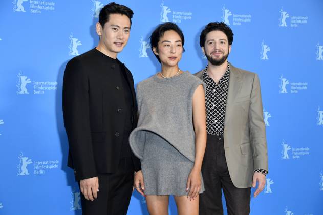 Teo Yoo, Greta Lee and John Magaro at the photocall for the feature film Past Lives at the Berlinale 2023 73 Berlin International Film Festival at the Hotel Grand Hyatt Berlin, 19 02 202 Foto:xN.xKubelkax xFuturexImage