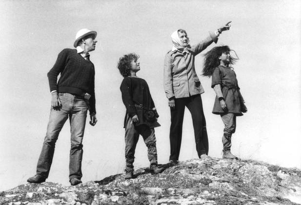 SCANPIX SWEDEN, 1983 Recording of the film Ronja Rövardotter Astrid Lindgren and Tage Danielsson with the actors Hanna Zetterberg who plays Ronja and Dan Hafström who plays Birk Astrid Lindgren points, the others look up at the sky They star on a rock Culture x30230x  Copyright: xTTx 30230