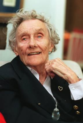 The world-famous childrens author Astrid Lindgren has been awarded the Torgny Segerstedt Freedom Pen 1997 The Freedom Pen is awarded by the Torgny Segerstedt Memorial Foundation to a publicist or author who has worked in his spirit The picture shows Astrid Lindgren, at the award ceremony, at her home in Stockholm on 4 November STOCKHOLM SWEDEN x1014x  Copyright: xTobiasxRöstlundx