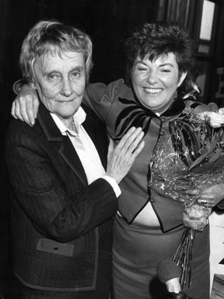 ARCHIVE 1985 Astrid Lindgren presents the Astrid Lindgren Prize to the author Viveca Sundvall STOCKHOLM Sweden PB KOD 1010 x1006x  Copyright: xROLFxHAMILTONx ASTRID LINDGREN-PRISET 1985