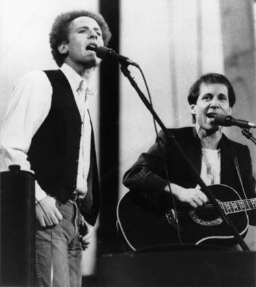 9 19 81 NEW YORK Art Garfunkel L and Paul Simon perform for more than 500,000 fans in Central Park 9 19 Police said the crowd was the largest to ever gather in the park Concert marked the first time that Simon and Garfunkel have appeared together in concert in 11 years UPI da McElhearn Code 450 COPYRIGHT SCANPIX SWEDEN NEW YORK UNITED STATES x450x  Copyright: xUPIx