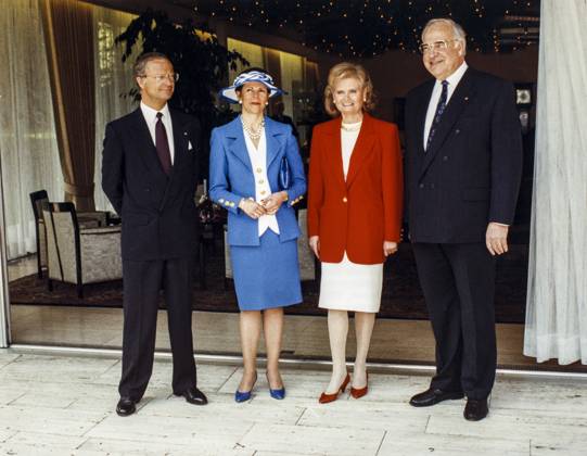 ARCHIVE 1993 04 27 The Swedish royal couple King Carl XVI Gustaf and Queen Silvia with German Chancellor Helmut Kohl and his wife Hannelore during a welcoming ceremony at Villa Hammerschmidt in Bonn on 27 April 1993 on the occasion of the royal couples three-day state visit to Germany from 27 to 29 April 1993 Berlin Germany x1012x Copyright: xTonixSicax xTTx x KUNGAPARET STATSBESÖK TYSKLAND