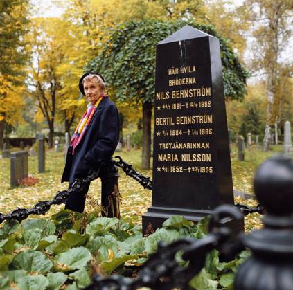 Swedish writer Astrid Lindgren stands next to a headstone with the inscription Here rests brothers Nils Bernström, Bertil Bernström, faithful servant Maria Nilsson at Norra begravningsplatsen in Solna, Stockholm, Sweden, October 12, 1987 Stockholm Sweden x14x  Copyright: xJacobxForsellx xExpressenx xTTx ASTRID LINDGREN