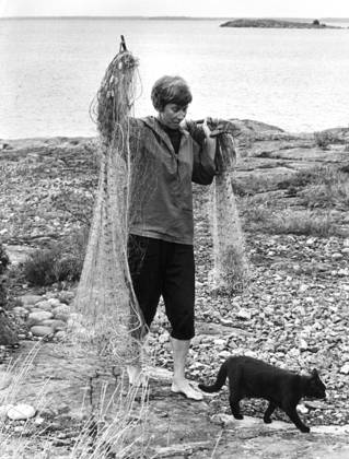 FILE 1961 07 13 Tove Jansson, author of the Moomin books, pictured at her childhood island Bredsar in the Gulf of Finland, where she owned several houses The cat Priprina follow her mistress who is handlling the fishing nets Bredsär FINLAND x190x  Copyright: xAlfxLidmanx TOVE JANSSON