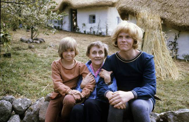 ÖSTERLEN 19760524 Author Astrid Lindgren with actors Lars Söderdahl, left, playing Scorpan, and Staffan Götestam, right, playing Jonathan, at the filming of The Brothers Lionheart on Österlen in Skane ÖSTERLEN SWEDEN x37081x  Copyright: xGöranxStrandbergx xTTx x ASTRID LINDGREN-LEJONHJÄRTA
