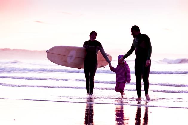 Female surfer and her familly walking in the beach at the sunset Copyright: xErikxReisx xDesignxPicsx , 32084188 Copyright: ErikxReisx xDesignxPics 32084188