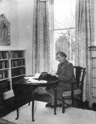 ARCHIVE PICTURE 19510101 Author Agatha Christie at her desk England x450x  Copyright: xNoxBylinex