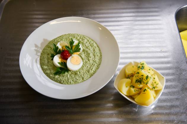 Restaurant Liebfrauenberger The African Senay Abraham 31, cook from Eritrea wins the Green Sauce Festival 26 05 2014 Frankfurt Restaurant Liebfrauenberger The African Senay Abraham 31, cook from Eritrea wins the Green Sauce Festival In the picture Green Sauce with boiled potatoes 8.80 EUR Frankfurt Frankfurt Hesse Germany