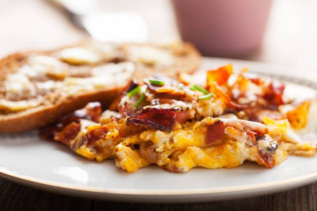 closeup of scrambled eggs with bacon Copyright: xBerndxxJürgensx xDesignxPicsx , 32089325  Copyright: MarinaxxZakharovax xDesignxPics 32089325