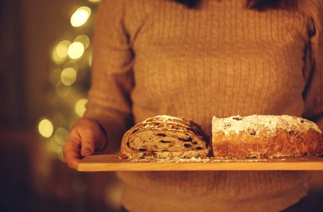 Cropped shot of woman holding delicious freshly baked homemade Christmas pie while standing against blurred xmas tree in background Cropped shot of woman holding delicious freshly baked homemade Christmas pie while standing against blurred xmas tree in background, preparing food for New Years Eve, selective focus on cake in hands. Stollen Copyright: xZoonar.com DashaxPetrenkox 18978443