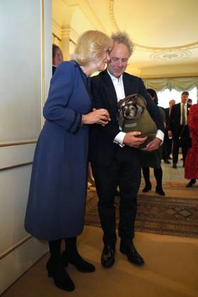 . 23 02 2023. London, United Kingdom. Camilla, Queen Consort, meets author Charlie Mackesy and his dog Barney, at a reception to celebrate the second anniversary of The Reading Room at Clarence House in London. The Reading Room, which was official launched by the Queen Consort two years ago, champions literacy and encourages readers to find new literature.  xPoolx xi-Imagesx IIM-24174-0023