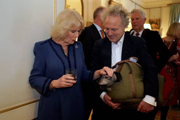 . 23 02 2023. London, United Kingdom. Camilla, Queen Consort, meets author Charlie Mackesy and his dog Barney, at a reception to celebrate the second anniversary of The Reading Room at Clarence House in London. The Reading Room, which was official launched by the Queen Consort two years ago, champions literacy and encourages readers to find new literature.  xPoolx xi-Imagesx IIM-24174-0024