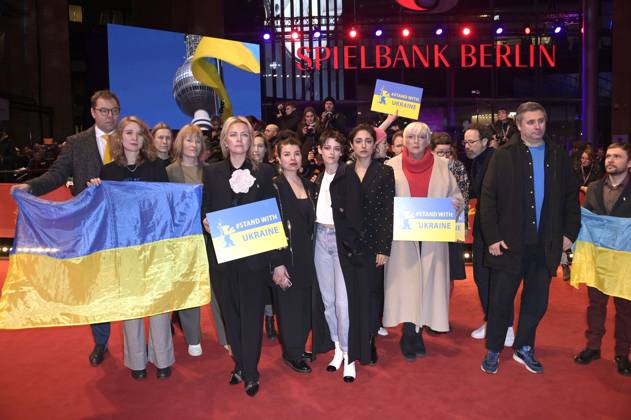 Carlo Chatrian, Oleksii Makeiev, Kristen Stewart, Claudia Roth and Mariette Rissenbeek together with Ukrainian filmmakers and members of the Intarnational Jury demonstrate their solidarity with Ukraine on the Red Carpet in front of the Berlinale Palast at the Berlinale 2023 73 Berlin International Film Festival Berlin, 24 02 2023 Foto:xF.xKernx xFuturexImage
