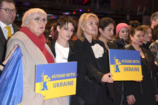 Oleksii Makeiev, Claudia Roth and Kristen Stewart together with Ukrainian filmmakers and members of the Intarnational Jury demonstrate their solidarity with Ukraine on the Red Carpet in front of the Berlinale Palast at the Berlinale 2023 73 Berlin International Film Festival Berlin, 24 02 2023 Foto:xF.xKernx xFuturexImage