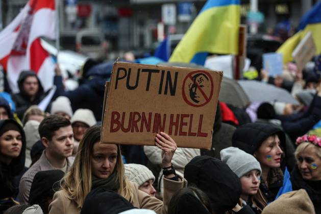 February 25, 2023, Brussels, Brussels Capital Region, Belgium: A demonstrator holds a sign reading Putin burn in hell during a protest in occasion of the one-year anniversary of Russia s invasion of Ukraine in Brussels, Belgium, February 25, 2023. Brussels Belgium - ZUMAm177 20230225_zip_m177_001 Copyright: xValeriaxMongellix