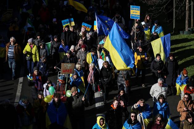 February 25, 2023, Brussels, Brussels Capital Region, Belgium: Demonstrators hold signs and Ukrainian flags during a demonstration in occasion of the one-year anniversary of Russia s invasion of Ukraine in Brussels, Belgium, February 25, 2023. Brussels Belgium - ZUMAm177 20230225_zip_m177_012 Copyright: xValeriaxMongellix