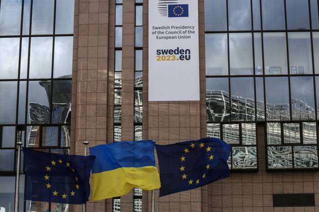 February 25, 2023, Brussels, Brussels Capital Region, Belgium: European and Ukrainian flags float outside the European Council headquarters in occasion of the one-year anniversary of Russia s invasion of Ukraine in Brussels, Belgium, February 25, 2023. Brussels Belgium - ZUMAm177 20230225_zip_m177_017 Copyright: xValeriaxMongellix