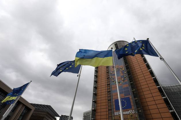 February 25, 2023, Brussels, Brussels Capital Region, Belgium: European and Ukrainian flags float outside the European Commission headquarters in occasion of the one-year anniversary of Russia s invasion of Ukraine in Brussels, Belgium, February 25, 2023. Brussels Belgium - ZUMAm177 20230225_zip_m177_022 Copyright: xValeriaxMongellix