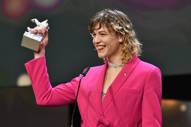 Thea Ehre with the Silver Bear for Best Acting Performance in a Supporting Role for Until the End of the Night at the Closing Ceremony with Award Ceremony at the Berlinale 2023 73 Berlin International Film Festival at the Berlinale Palast Berlin, 25 02 2023 Foto:xN.xKubelkax xFuturexImage