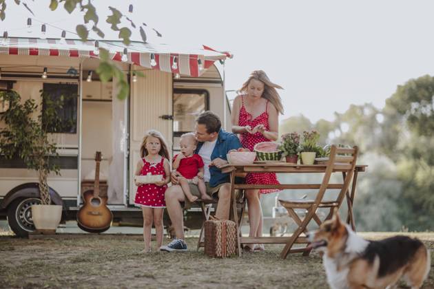 Parents and children prepating picnic camper van model released, Symbolfoto property released, MDOF00629