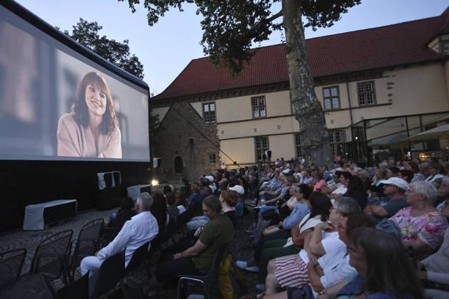 <p>Besucher beim Open Air Kino Auftakt am 17. August auf dem Schlosshof Strünkede in Herne-Baukau-Ost. Deutschland NRW Herne Copyright: ChristofxKöpsel