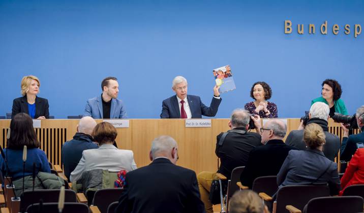 Federal press conference on the topic of child protection in food advertising Classification of the BMELs plans and opposing voices R L Chairman of the Board of Copyright: xThomasxTrutschel photothek.dex