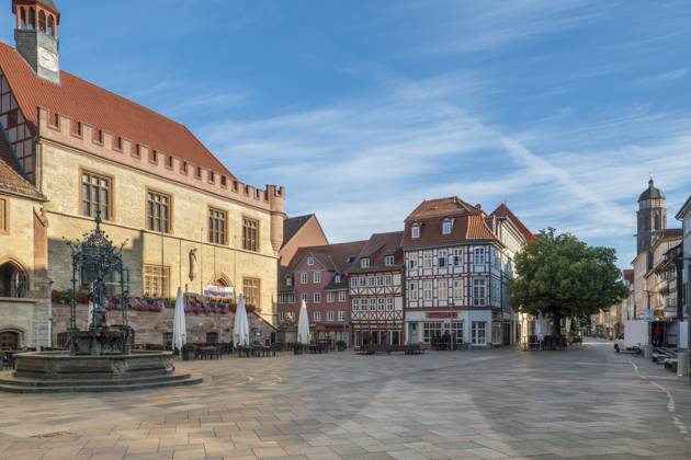 Old town hall in Goettingen with Gaenseliesel fountain and market square, Germany Old town hall in Goettingen with Gaenseliesel fountain and market square, Germany. More pictures from Goettingen in my collection Copyright: xZoonar.com AxelxJahnkex 19600444