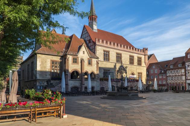 Old town hall in Goettingen with Gaenseliesel fountain and market square, Germany Old town hall in Goettingen with Gaenseliesel fountain and market square, Germany. More pictures from Goettingen in my collection Copyright: xZoonar.com AxelxJahnkex 19600454