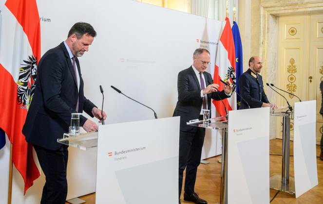 20230306 Praesentation der Kriminalstatistik 2022 WIEN, OESTERREICH - 6. MAERZ: Direktor des Bundeskriminalamtes Andreas Holzer, Innenminister Gerhard Karner (OEVP), Generaldirektor fuer die oeffentliche Sicherheit Franz Ruf bei der Praesentation der Kriminalstatistik 2022 im Innenministerium am 6. Maerz, 2023 in Wien, Oesterreich. 230306_SEPA_32_017 Copyright: xMartinxJuenx SEPAxMedia