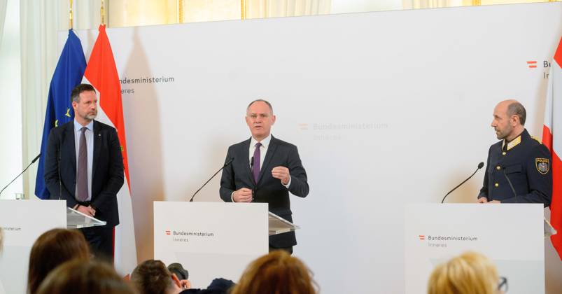 20230306 Praesentation der Kriminalstatistik 2022 WIEN, OESTERREICH - 6. MAERZ: Direktor des Bundeskriminalamtes Andreas Holzer, Innenminister Gerhard Karner (OEVP) und Generaldirektor fuer die oeffentliche Sicherheit Franz Ruf bei der Praesentation der Kriminalstatistik 2022 im Innenministerium am 6. Maerz, 2023 in Wien, Oesterreich. 230306_SEPA_32_022 Copyright: xMartinxJuenx SEPAxMedia