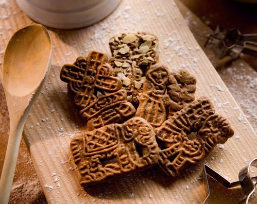 Speculoos dark at wooden board, Baking Copyright: imageBROKER/HarryxHart ibxswo09082891.jpg