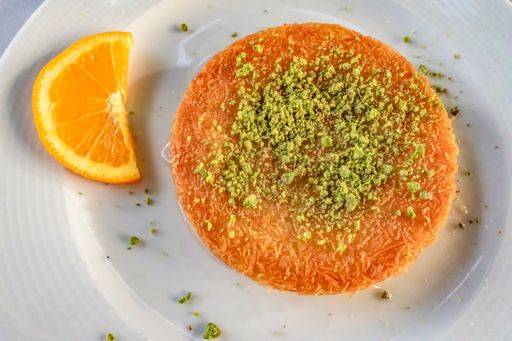 IMAGO Creative, Food, Künefe RECORD DATE NOT STATED A plate of fresh Kunefe, sweet cheese pastry from Turkish cuisine *** einer Teller des Frisch Kunefe, suesse Käse Mehlspeise von türkisch cuisine 10165890