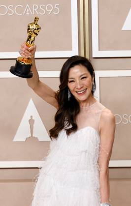 Entertainment Bilder des Tages Michelle Yeoh, winner of the award for Best Actress in a Leading Role for Everything Everywhere All at Once, appears backstage with her Oscar during the 95th annual Academy Awards at Loews Hollywood Hotel in the Hollywood section of Los Angeles on Sunday, March 12, 2023.  LAP20230312286 JOHNxANGELILLO