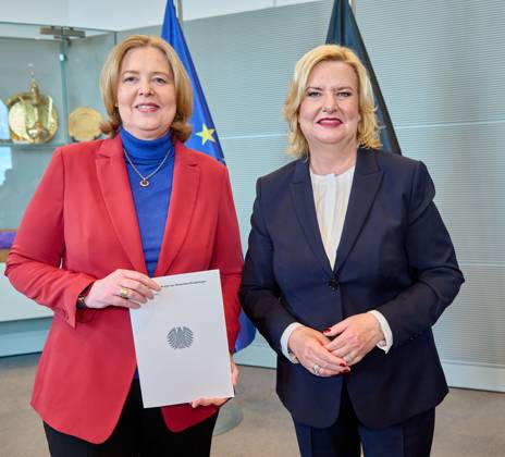 Wehrbericht 2022 Eva Högl Bärbel Bas Germany, Berlin, 14 03 2023 The German Bundestags Commissioner for the Armed Forces, Eva Högl, hands over the Annual Report 2022 to the President of the Bundestag, Bärbel Bas A current stocktaking of a list of shortcomings of the Bundeswehr