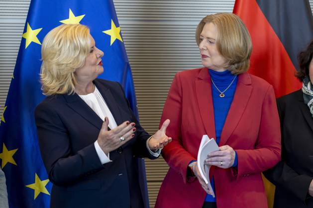 Handover of the Annual Report 2022 of the German Parliaments Commissioner for the Armed Forces, Dr Eva Hoegl, SPD, MdB, to Bundestag President Baerbel Bas, SPD, MdB Berlin Germany Copyright: xThomasxImo photothek.netx