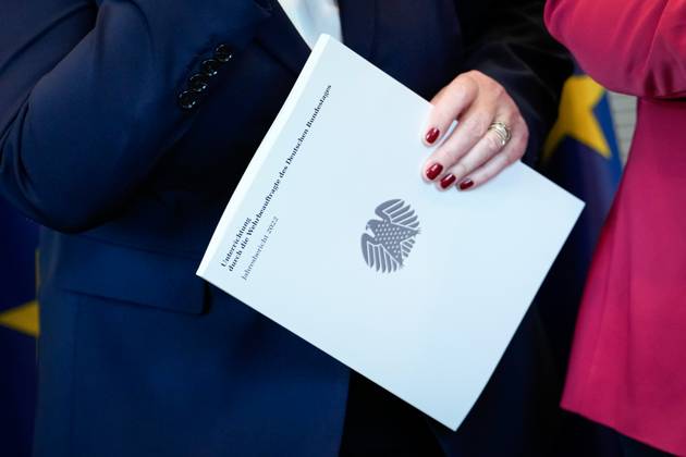 Handover of the annual report 2022 of the defense commissioners in the German Bundestag Current,14 03 2023, Berlin, Bundestagspraesidentin Baerbel Bas holds the annual report 2022 of the defense commissioners in the hand in the German Bundestag Berlin Berlin Germany