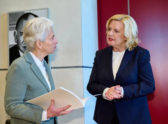 Wehrbericht 2022 Marie Agner Strack Zimmermann Eva Högl Germany, Berlin, 14 03 2023 The Defense Commissioner of the German Bundestag, Eva Högl, hands over the Annual Report 2022 to the President of the Bundestag, Bärbel Bas An up-to-date inventory of a list of shortcomings of the Bundeswehr