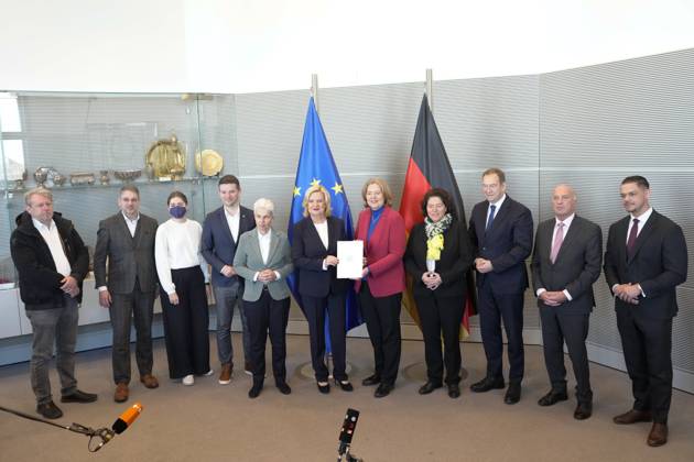 Handover of the Annual Report 2022 of the Commissioner for the Armed Forces to Bundestag President Bas Aktuell,14 03 2023, Berlin, Eva Hoegl, Commissioner for the Armed Forces of the German Bundestag together with Bundestag President Baerbel Bas and members of parliament at the handover of the Annual Report 2022 of the Commissioner for the Armed Forces in the German Bundestag Berlin Berlin German