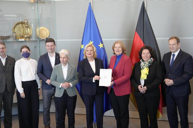Handover of the Annual Report 2022 of the Commissioner for the Armed Forces to Bundestag President Bas Aktuell,14 03 2023, Berlin, Eva Hoegl, Commissioner for the Armed Forces of the German Bundestag together with Bundestag President Baerbel Bas and members of parliament at the handover of the Annual Report 2022 of the Commissioner for the Armed Forces in the German Bundestag Berlin Berlin German