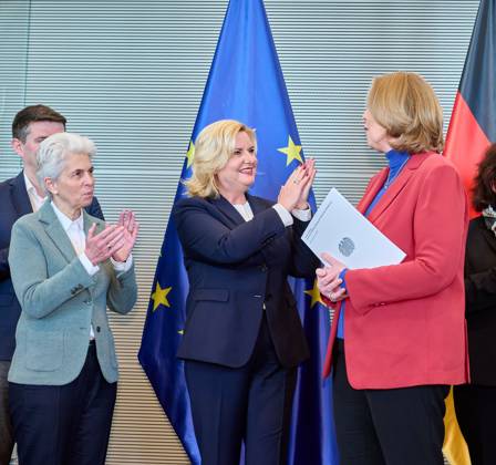 Wehrbericht 2022 Marie Agner Strack Zimmermann Eva Högl Bärbel Bas Germany, Berlin, 14 03 2023 The German Bundestags Commissioner for the Armed Forces, Eva Högl, hands over the Annual Report 2022 to the President of the Bundestag, Bärbel Bas A current stocktaking of a list of shortcomings of the Bundeswehr