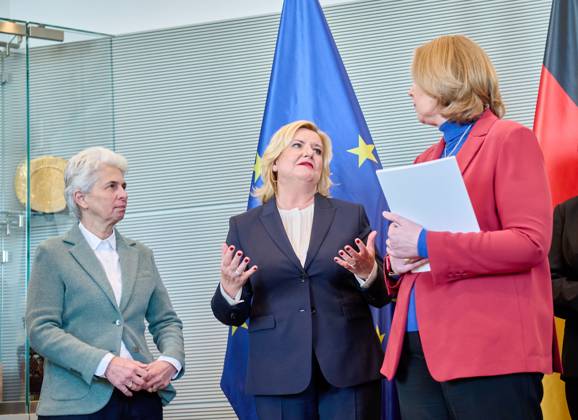 Wehrbericht 2022 Marie Agner Strack Zimmermann Eva Högl Bärbel Bas Germany, Berlin, 14 03 2023 The German Bundestags Commissioner for the Armed Forces, Eva Högl, hands over the Annual Report 2022 to the President of the Bundestag, Bärbel Bas A current stocktaking of a list of shortcomings of the Bundeswehr