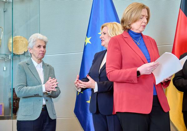 Wehrbericht 2022 Marie Agner Strack Zimmermann Eva Högl Bärbel Bas Germany, Berlin, 14 03 2023 The German Bundestags Commissioner for the Armed Forces, Eva Högl, hands over the Annual Report 2022 to the President of the Bundestag, Bärbel Bas A current stocktaking of a list of shortcomings of the Bundeswehr