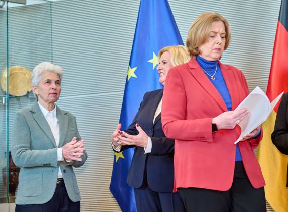 Wehrbericht 2022 Marie Agner Strack Zimmermann Eva Högl Bärbel Bas Germany, Berlin, 14 03 2023 The German Bundestags Commissioner for the Armed Forces, Eva Högl, hands over the Annual Report 2022 to the President of the Bundestag, Bärbel Bas A current stocktaking of a list of shortcomings of the Bundeswehr