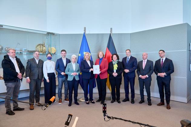 Wehrbericht 2022 Marie Agner Strack Zimmermann Eva Högl Bärbel Bas Germany, Berlin, 14 03 2023 The German Bundestags Commissioner for the Armed Forces, Eva Högl, hands over the Annual Report 2022 to the President of the Bundestag, Bärbel Bas A current stocktaking of a list of shortcomings of the Bundeswehr